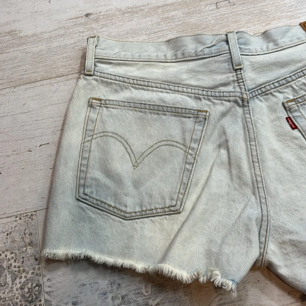 Levi’s Light Wash 501 Embroidered Cut Off Jean Shorts Size 31